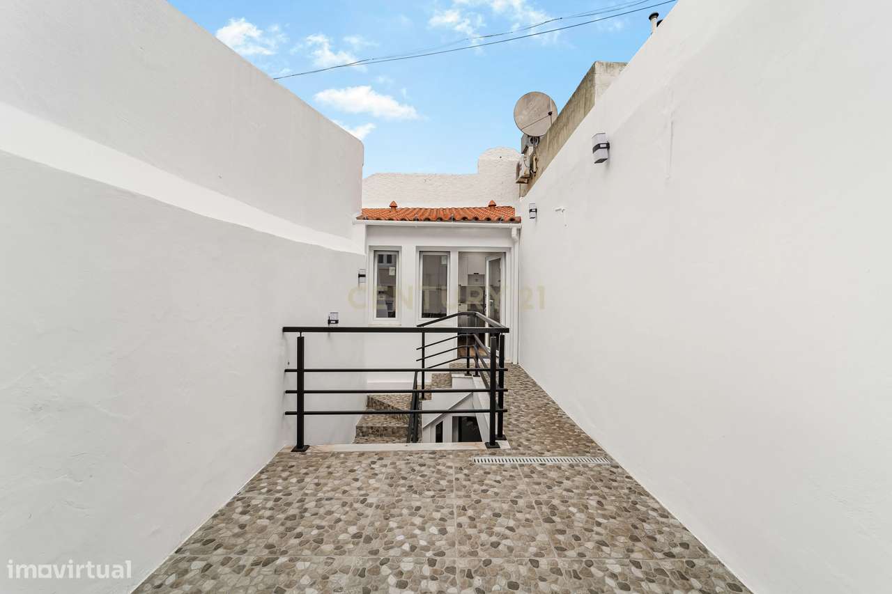 Prédio Totalmente Renovado com 2 apartamentos T1 e espaço exterior no-19