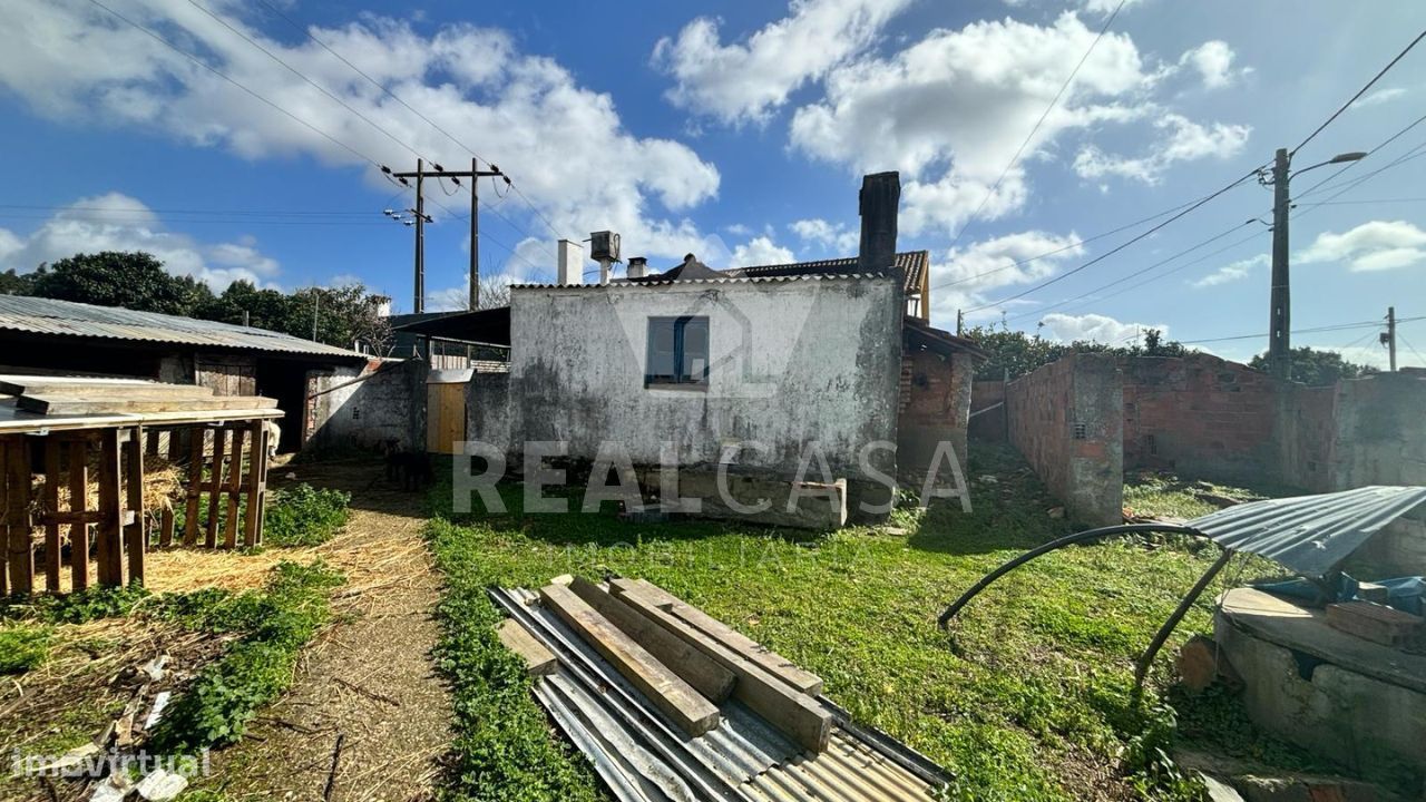 Moradia para reconstrução com grande terreno