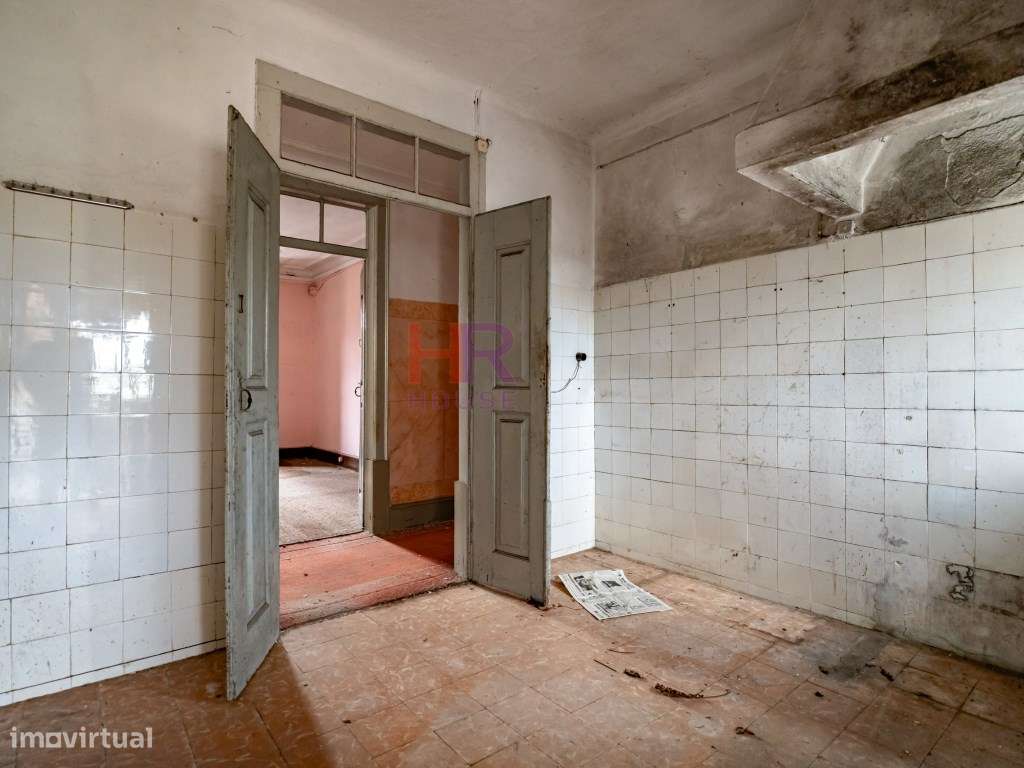 Coimbra, Vende-se Moradia com terreno e jardim.-24