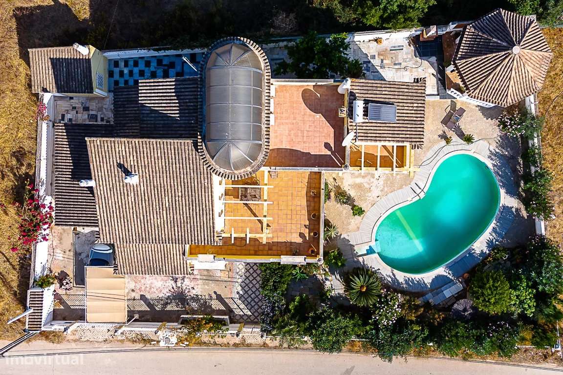 Fantástica moradia com 5 quartos, piscina, cave e amplos terraços com - Grande imagem: 4/60