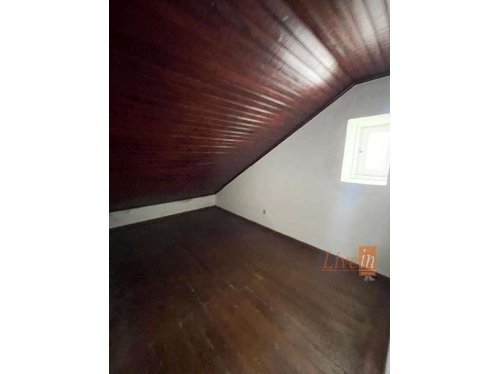 Moradia T1 para Reabilitação em Alcântara - Grande imagem: 4/13