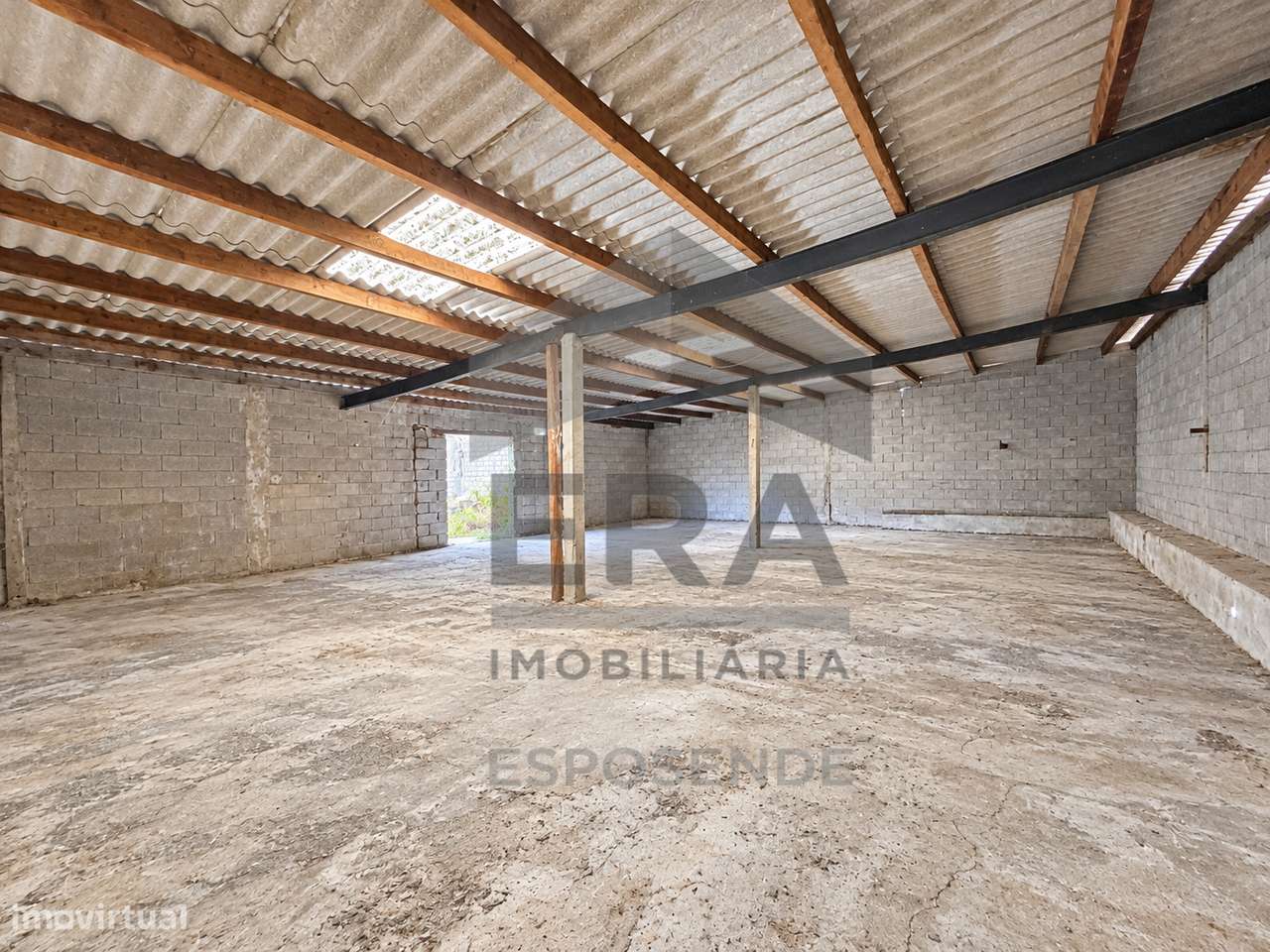 Amorim: Terreno de 1.775 m² com Moradia e Armazém-1