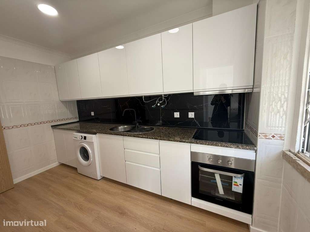 Apartamento T2 totalmente remodelado, com excelente área exterior -...-5