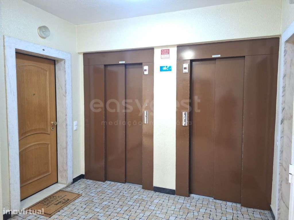 Apartamento T3 com 152 m2, com parqueamento na garagem localizado n... - Grande imagem: 4/25