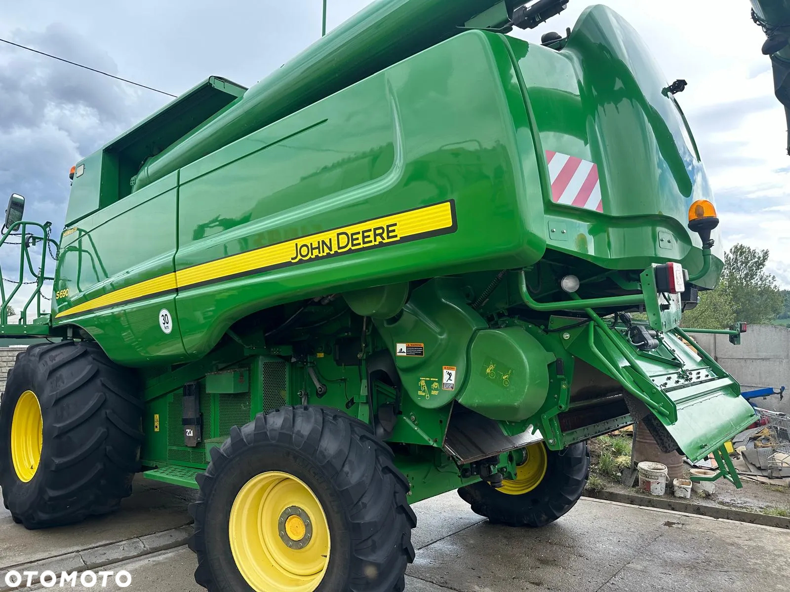 John Deere S690 - 28