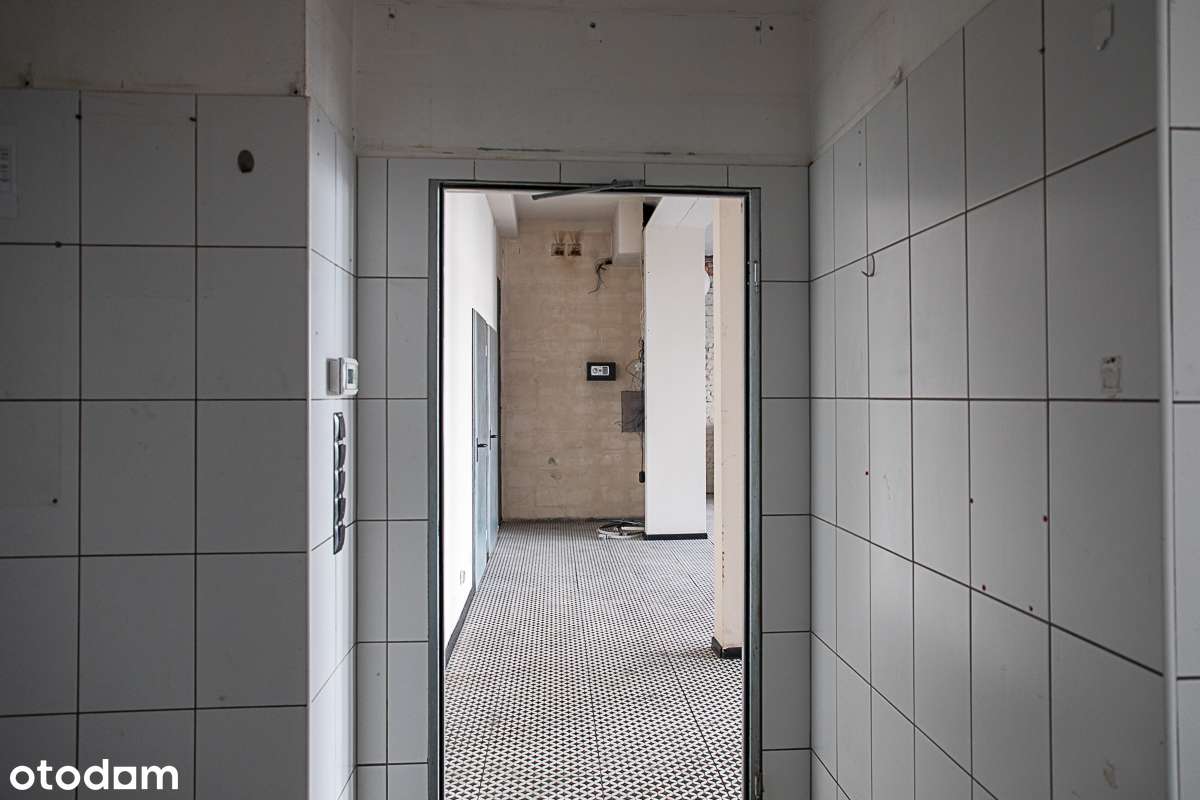 Lokal na parterze z 4 dużymi witrynami w zabytkowej kamienicy-13