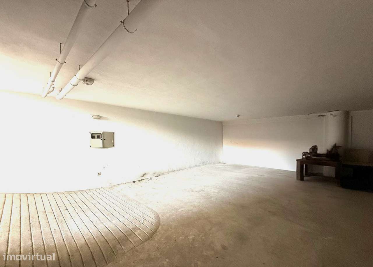 Garagem na cave de um prédio-6