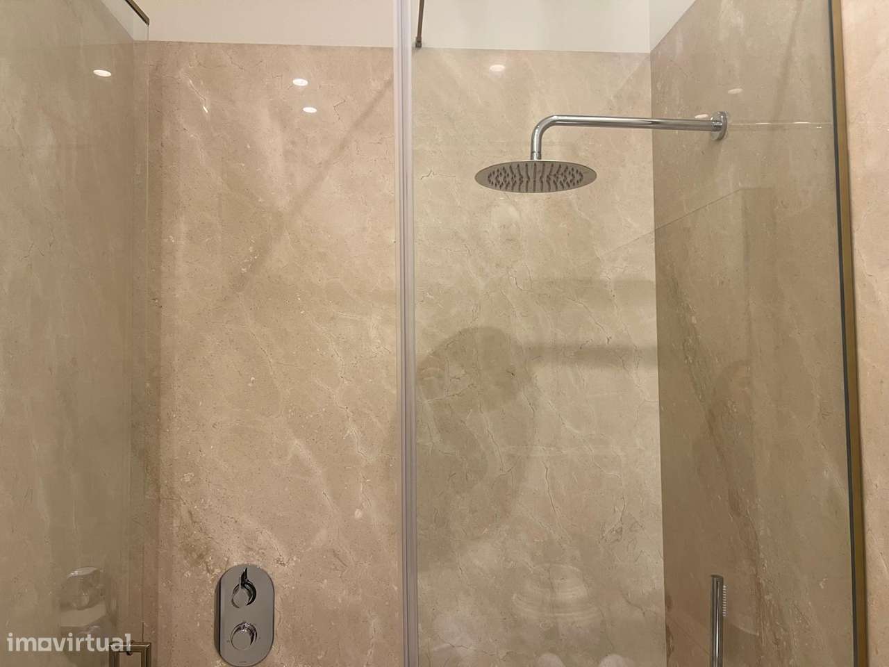 T0 luxuoso, mobilado e equipado, no centro-16