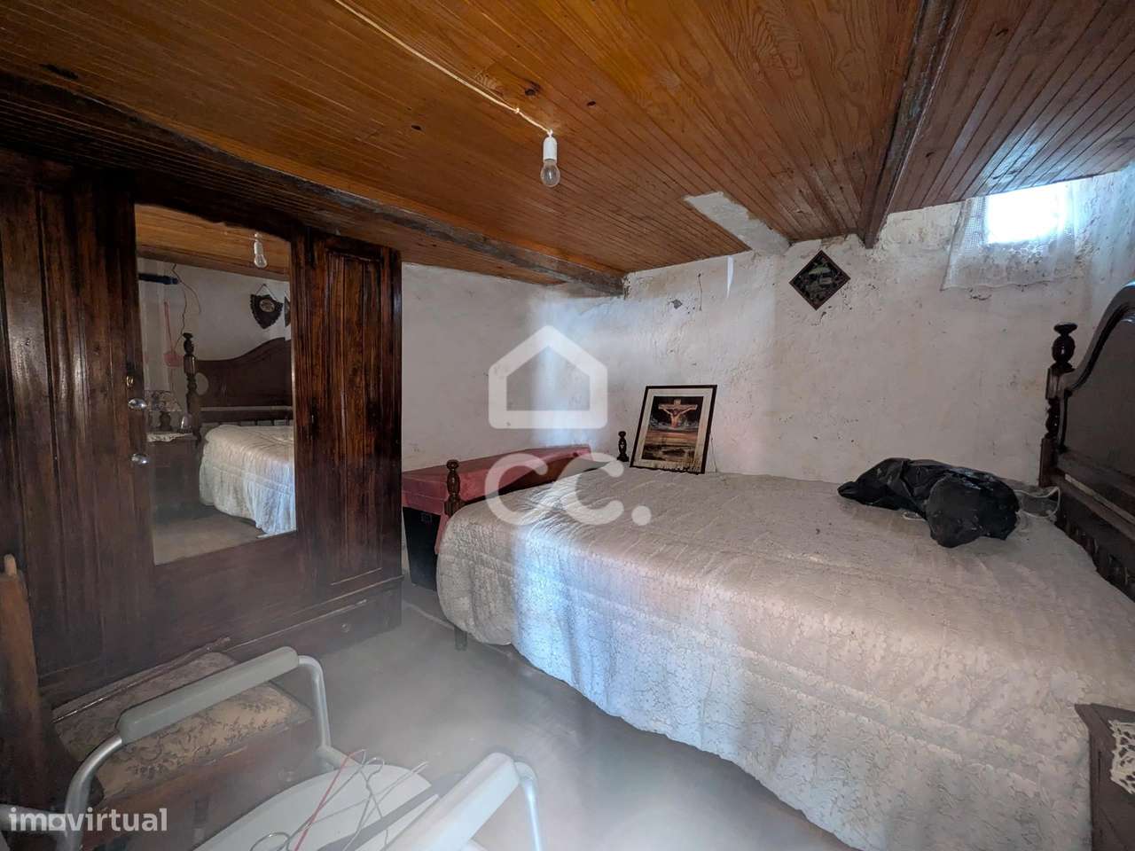 Oportunidade Única: Moradia para Restauro com Grande Potencial-17