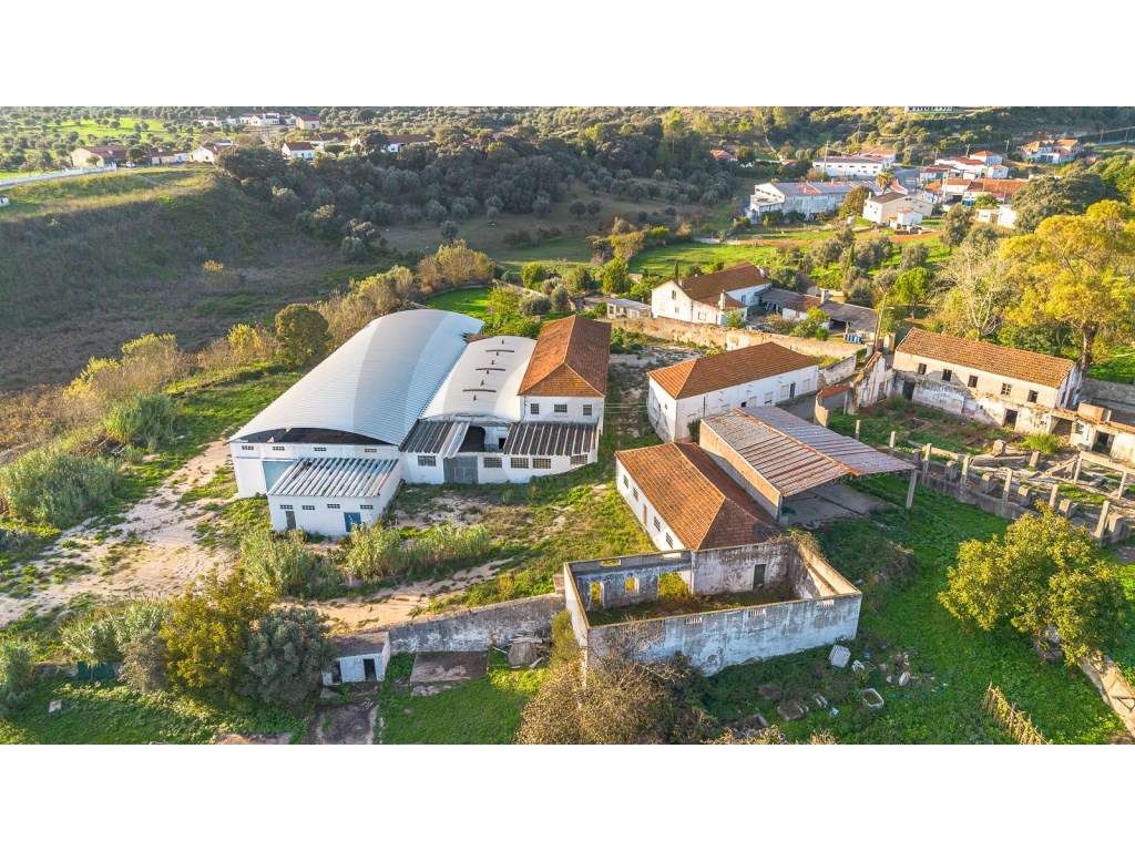 Conjunto de Armazéns Comerciais em Alcanena e 3 pequenas moradias - Grande imagem: 2/9