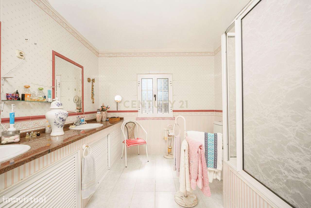 O Refúgio Perfeito em Cajados: Natureza e Duas Moradias num Só Investi-13