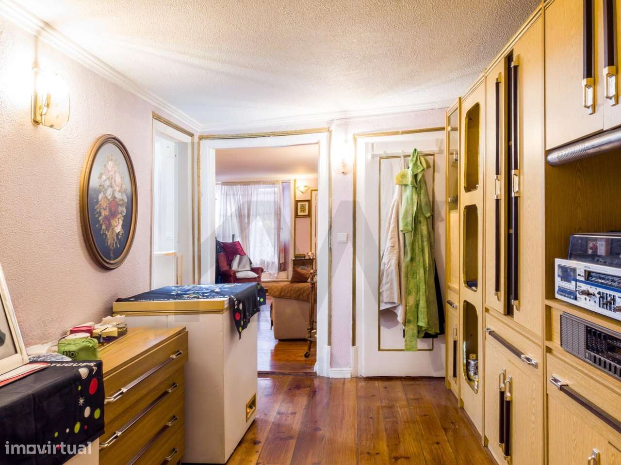 Investimento Duplo em Alfama: T2 + Espaço Comercial no Largo do Chafar - Grande imagem: 4/21