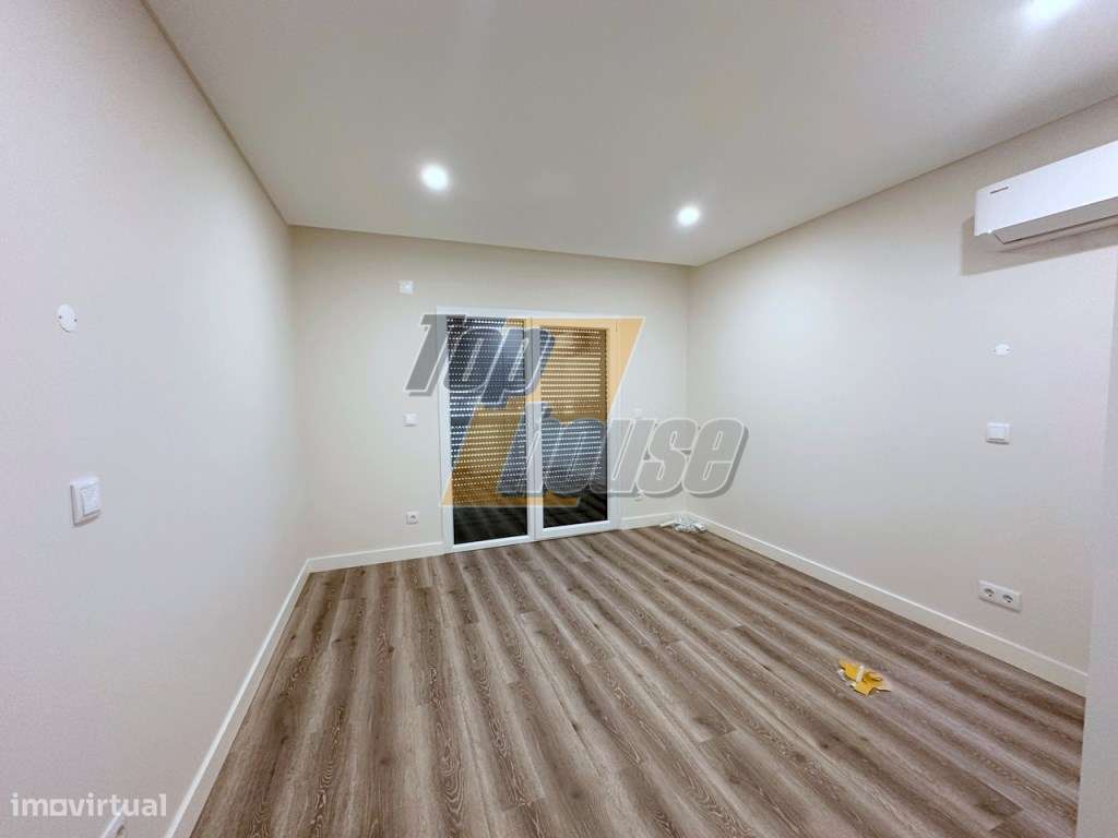 Apartamento T1 Novo a Estrear com Parqueamento - Junto à FCT NOVA-5