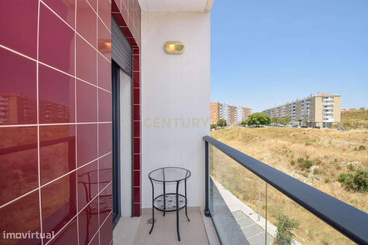 Apartamento T3 com Áreas Generosas e Vista Desafogada-7