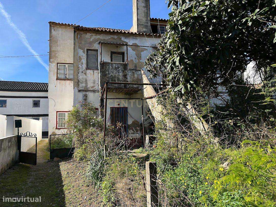 Prédio para remodelação no Entroncamento  junto à estação de comboios - Grande imagem: 3/42