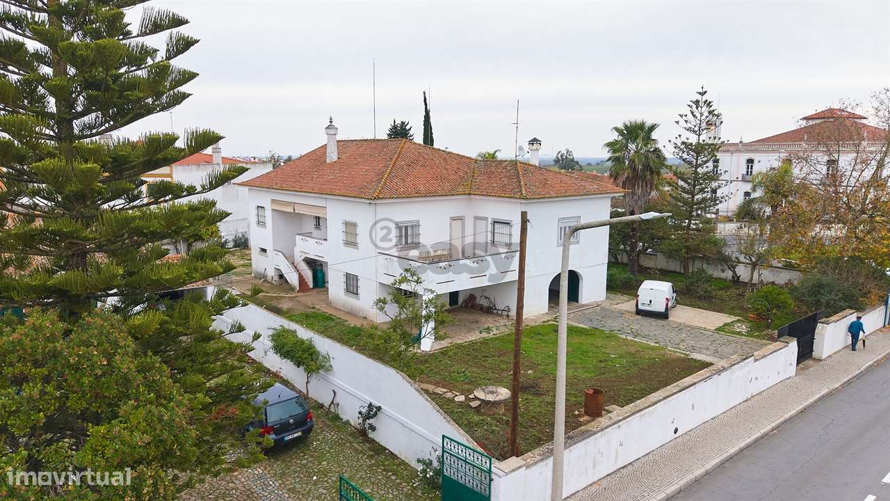 Moradia Senhorial com 16 divisões com Arrumos e Jardim, centro-20