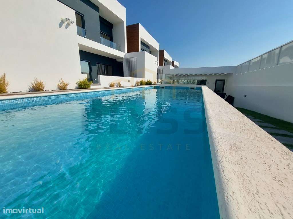 Moradias T4, em Condomínio Privado com Piscina.-35