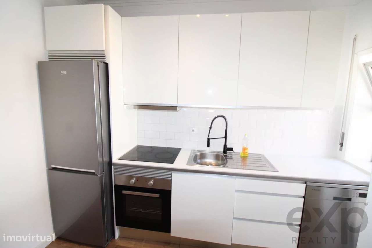 BAIXA DE PREÇO - Excelente T2 Renovado no Candal-8