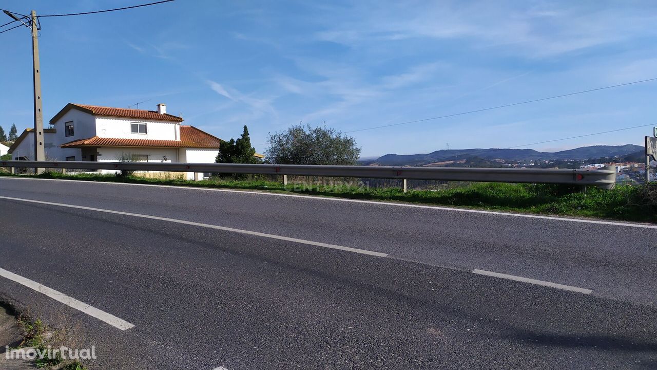 Lote de terreno com 856m2, às portas de Torres Vedras (entrada Norte).