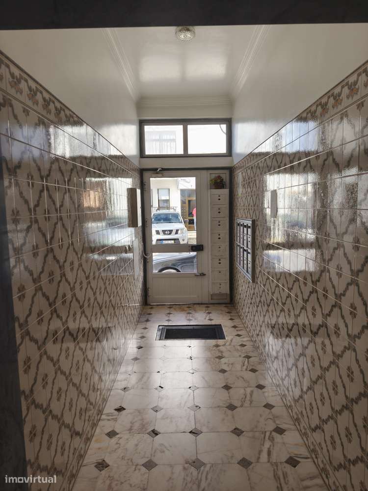 T2 Bem Conservado na Rua José Cardoso Pires, Areias, Estoril.-25