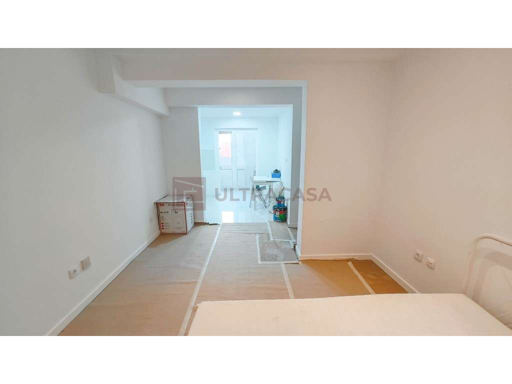 T0 Remodelado com Logradouro no Centro da Amadora-25