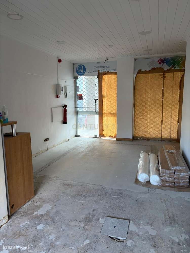Loja para arrendamento com 2 pisos na rua Rui Furtado, Charneca da Cap - Grande imagem: 2/17