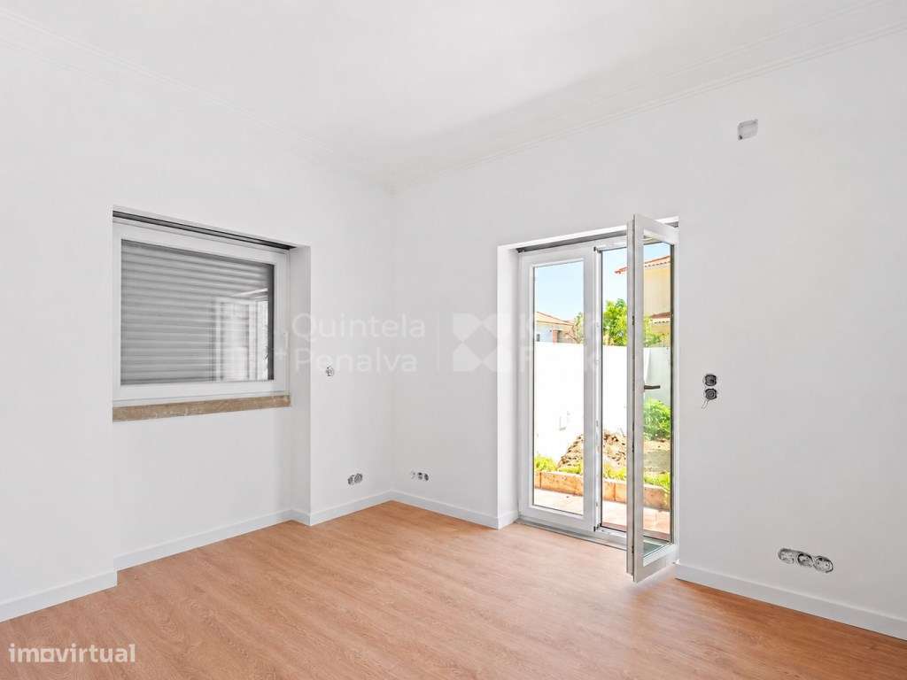 Moradia unifamiliar T4 com logradouro na Parede-5