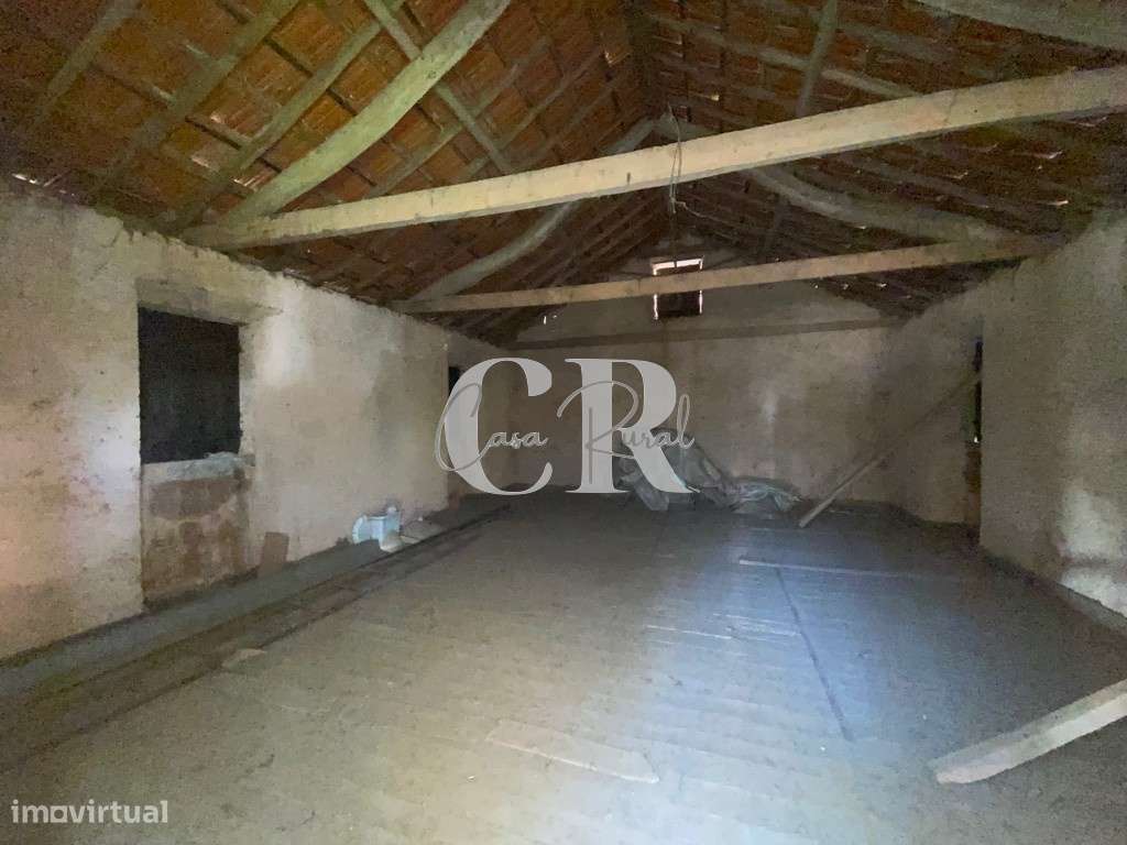 Casa de campo isolada em pedra com terreno-9