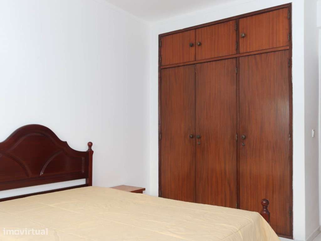 Apartamento T2 no Centro de Faro Ideal para renovar-7