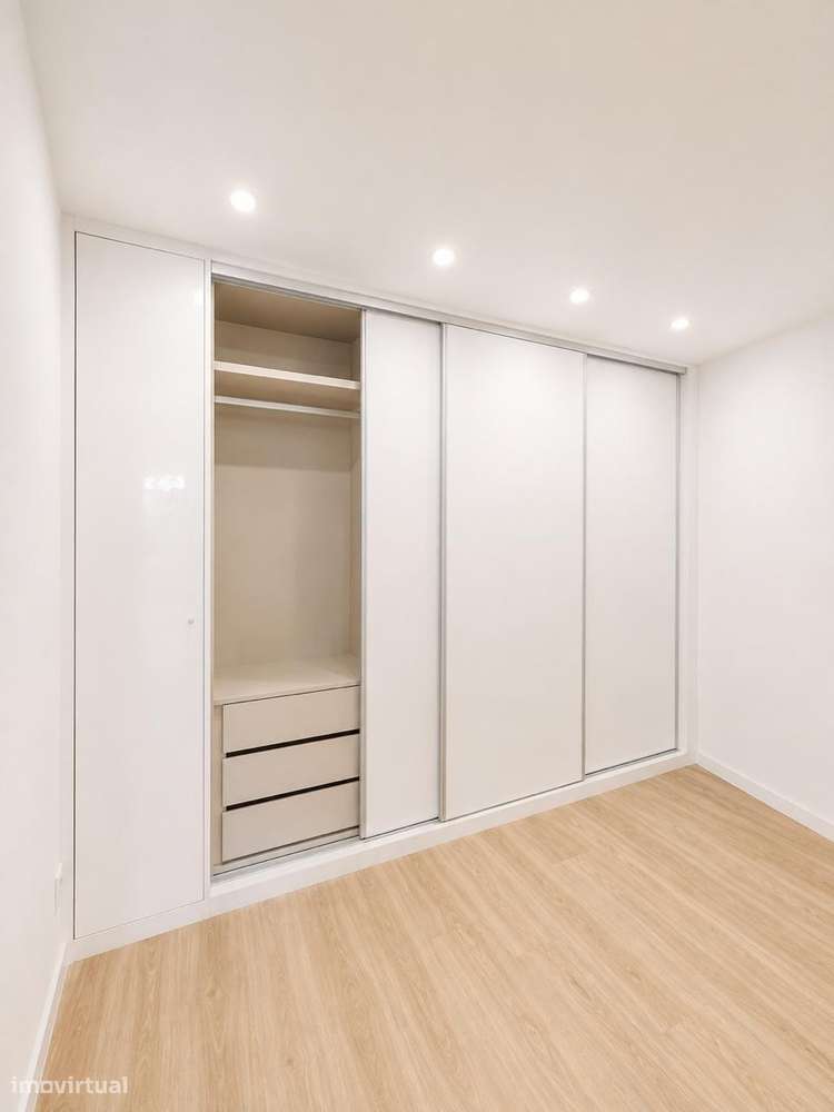 Prédio Renovado com 3 Habitações Independentes-6