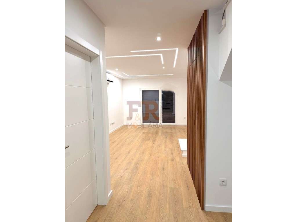 Moradia Geminada Gaveto T3 com Garagem Quinta do Conde-10