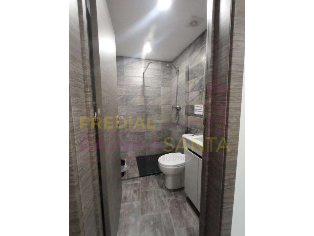 Prédio c/ três apartamentos T4 e lavandaria - Coimbra-34