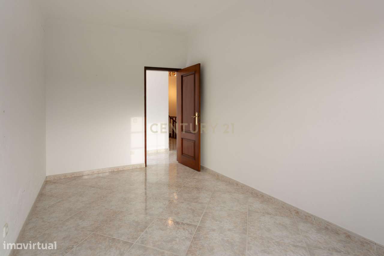 Moradia T3 com Piscina na Aldeia da Granja-15