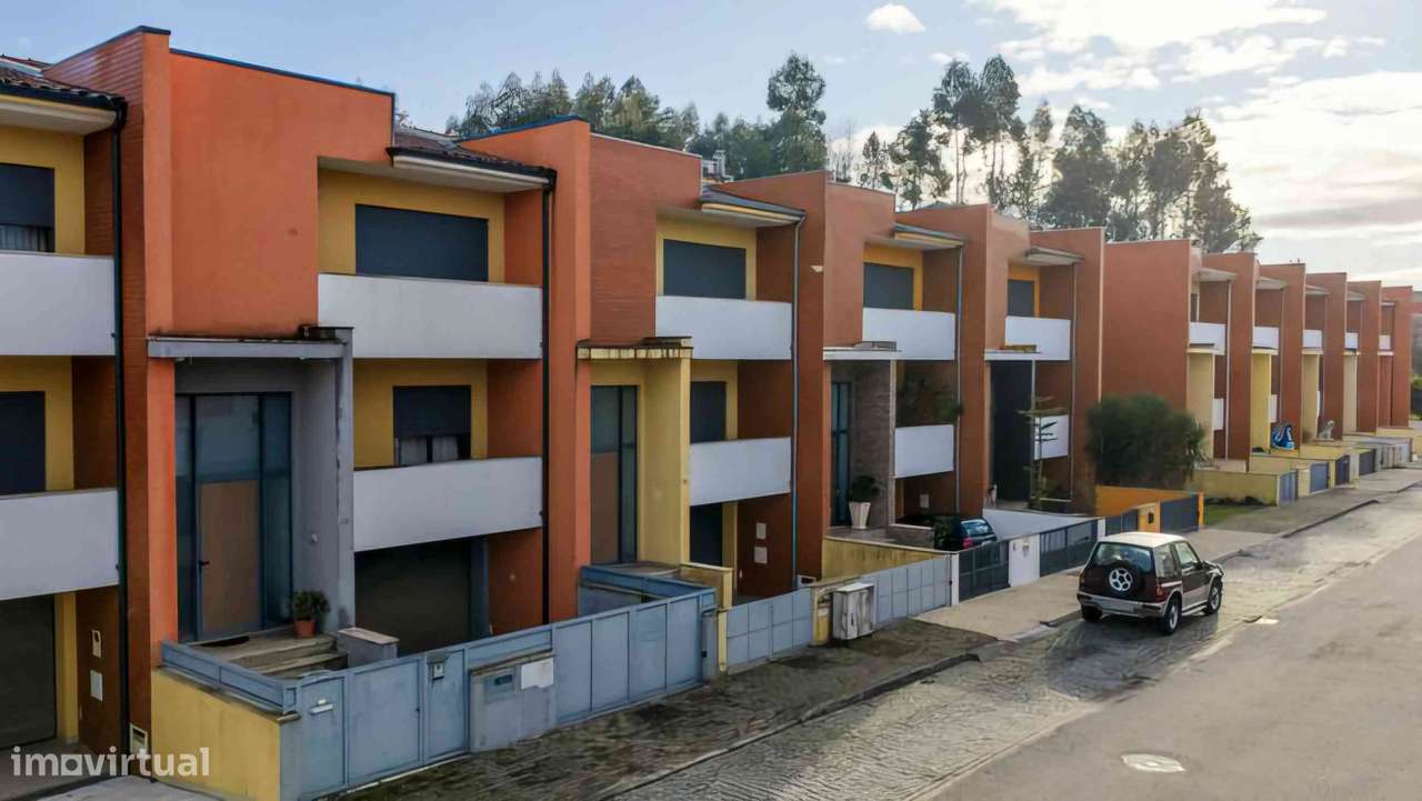 Moradia T3 em Banda no Centro da Póvoa de Lanhoso - Grande imagem: 2/26