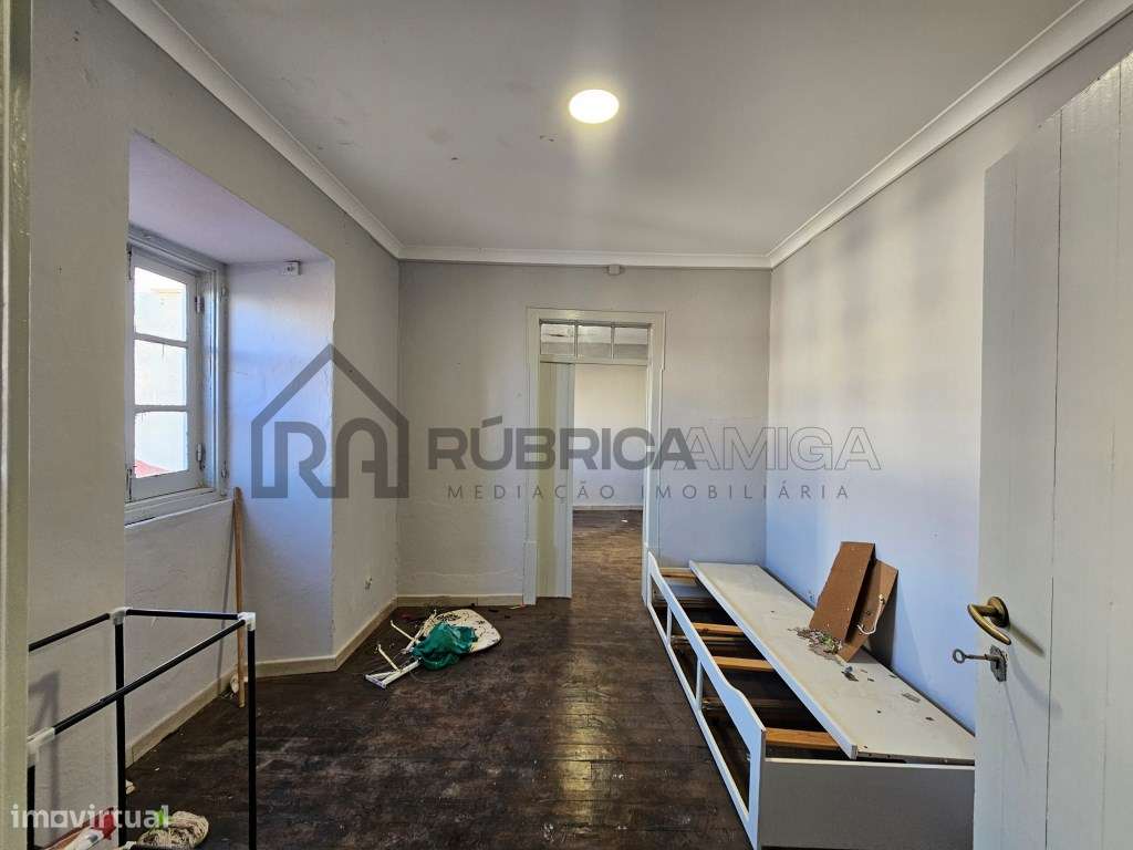 Moradia no centro histórico de Loulé com 2 pisos , armazém e casa-7