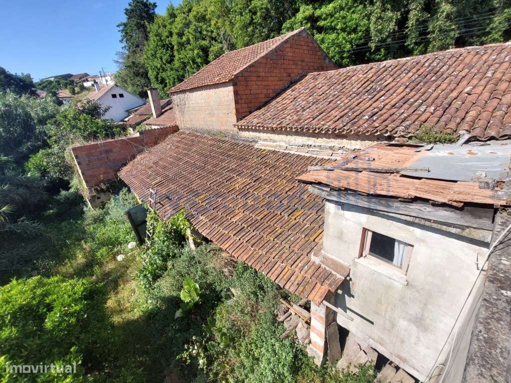 Moradia com armazém, terraço e pátio para recuperação-26