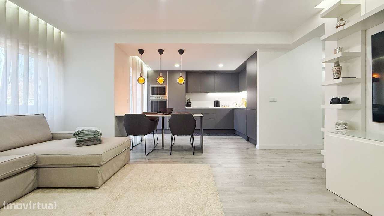 Apartamento T2 Totalmente Remodelado com Suite e Varanda-0