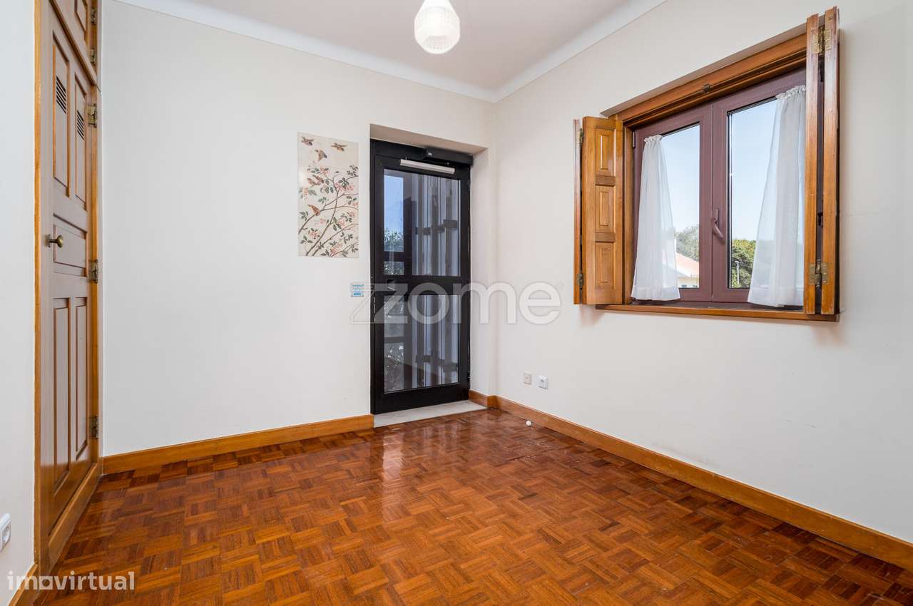 Moradia T4 (espaçosa) em Casais de Mem Martins-52