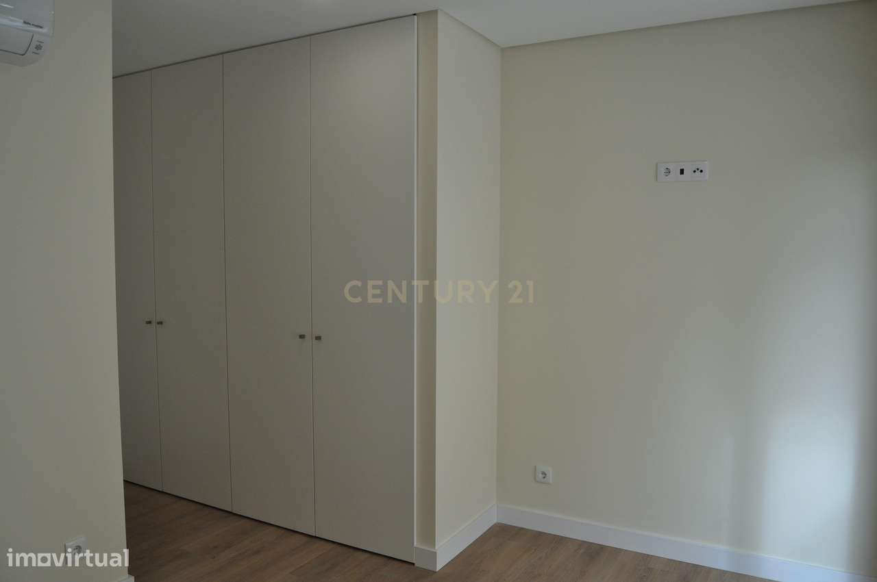 Moradia T4+1 Contemporânea com Piscina-9