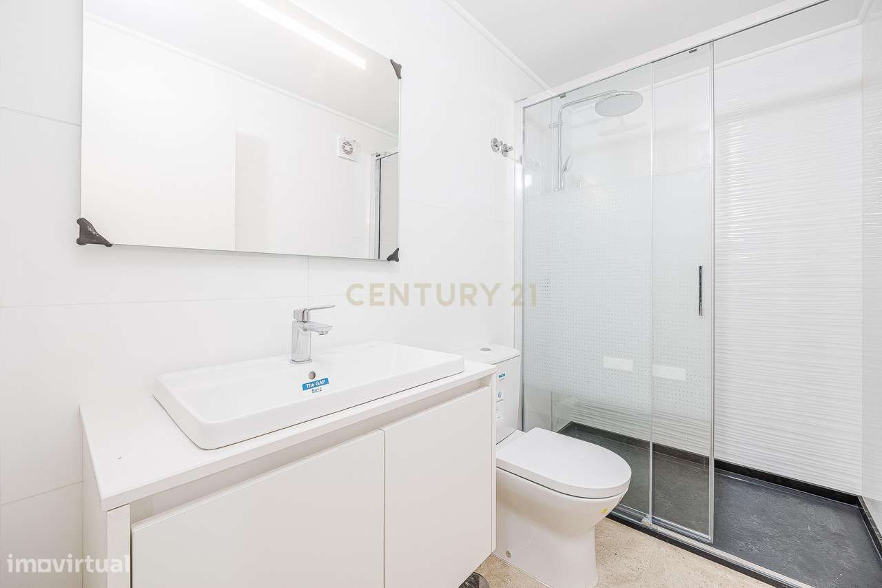 Moradia T4+1 Contemporânea com Piscina-18