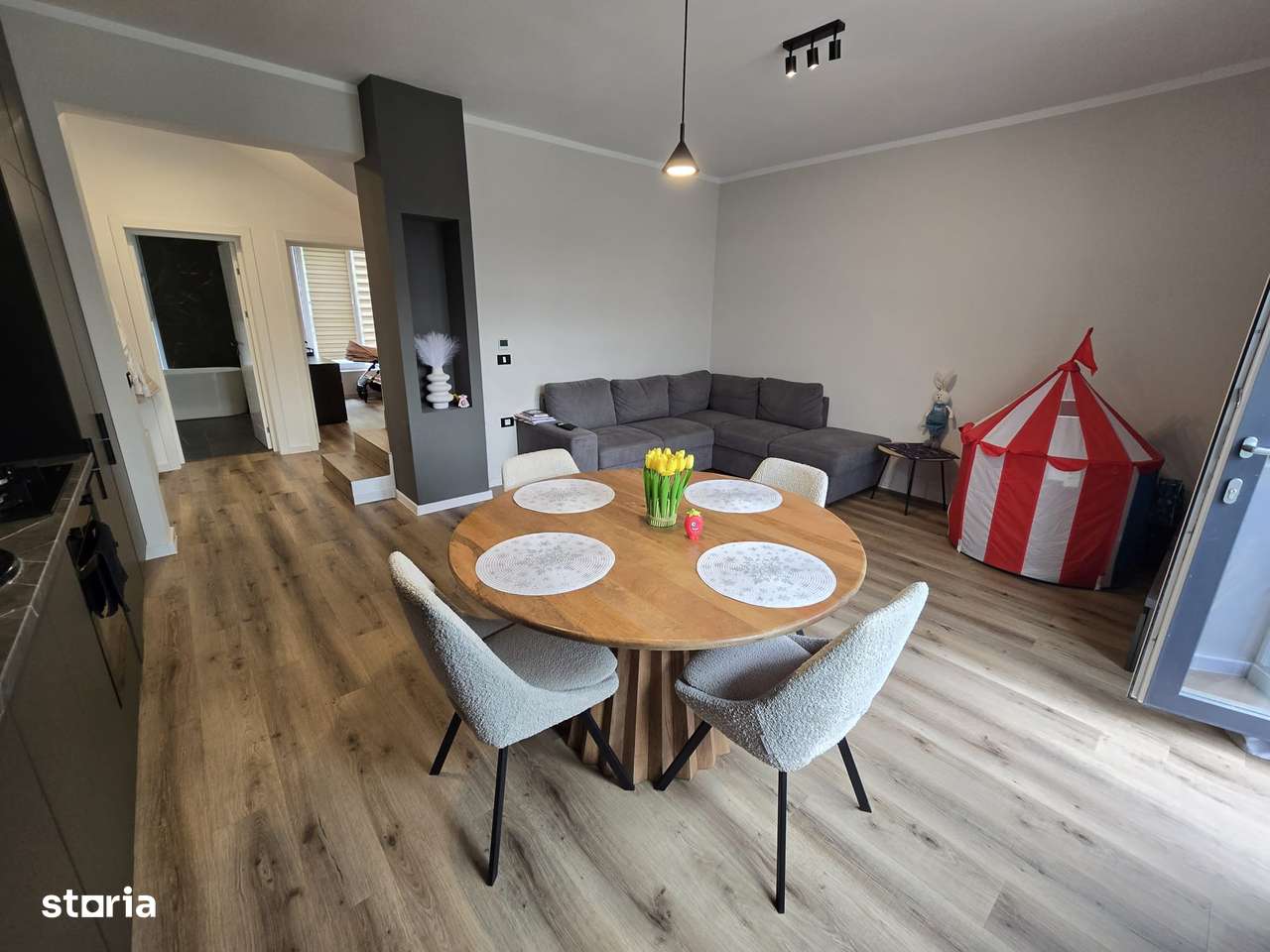 Duplex despartit prin camera tehnica - 4 camere Toate Utilitatile-6