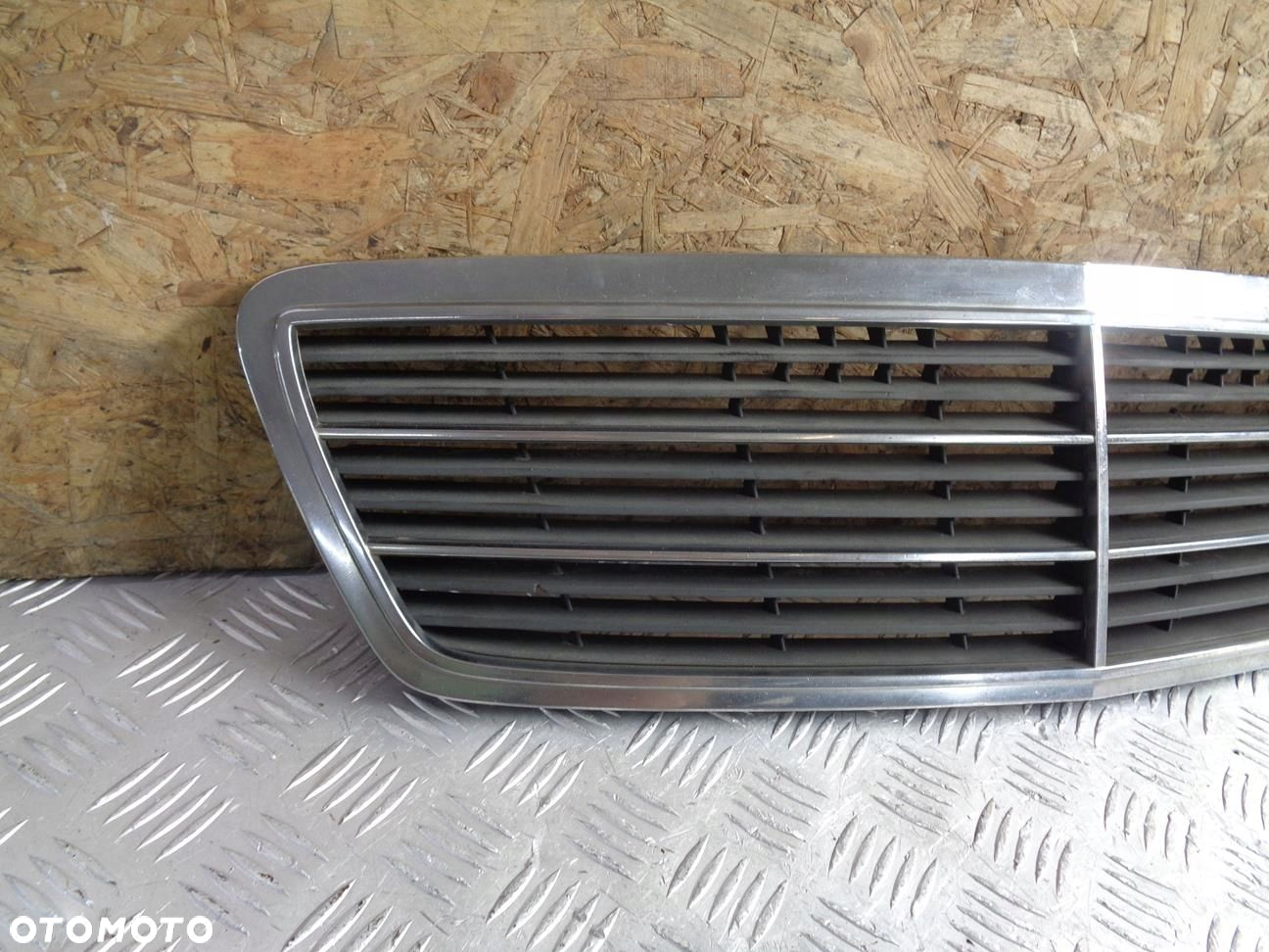 ATRAPA CHŁODNICY GRILL CHROM MERCEDES C-KLASA W203 00- - 3