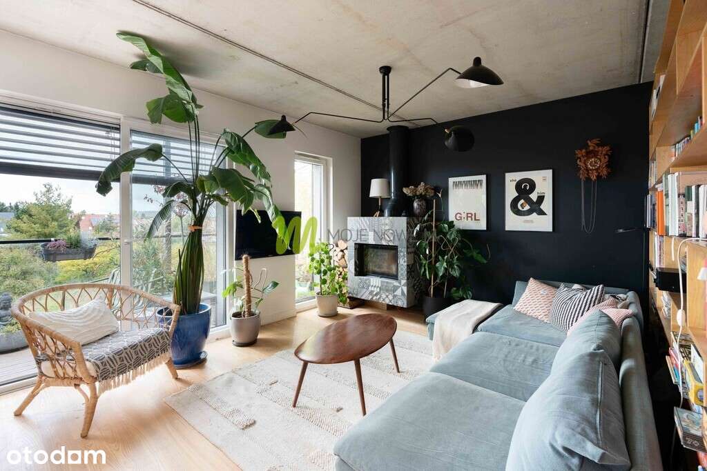 Z obszernym tarasem i kominkiem. Duże okna