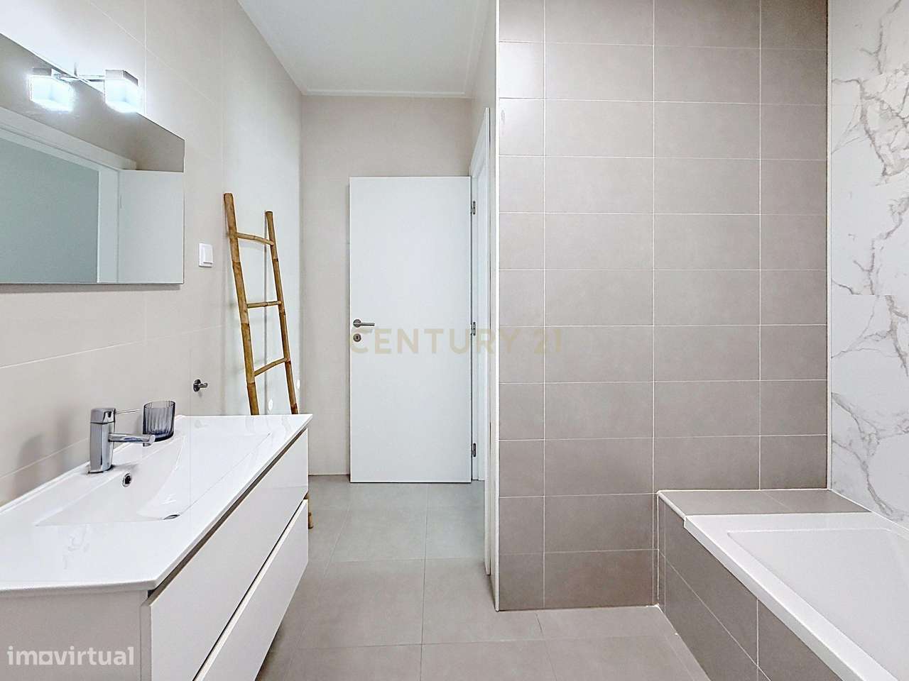 Apartamento T2 em Nazaré, Leiria - Oportunidade Única!-39