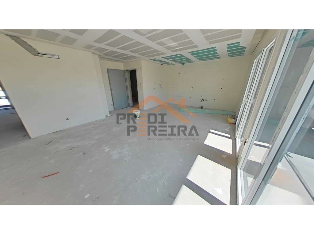 Apartamento T2, localizado em Santo António dos Cavaleiros. - Grande imagem: 2/27