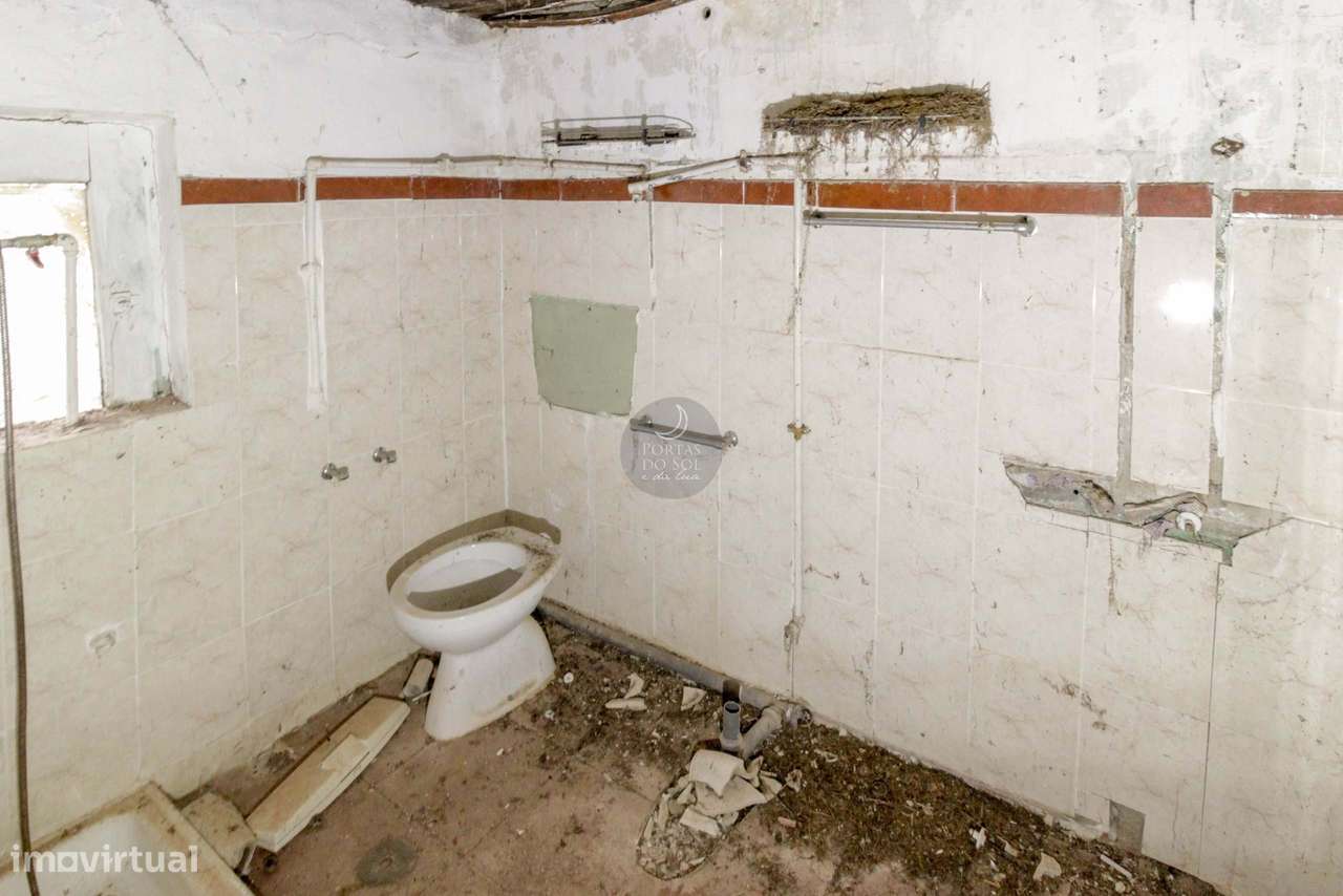 Casa de Pedra V2 c/ Renovação em 528 m2 de Terreno-4