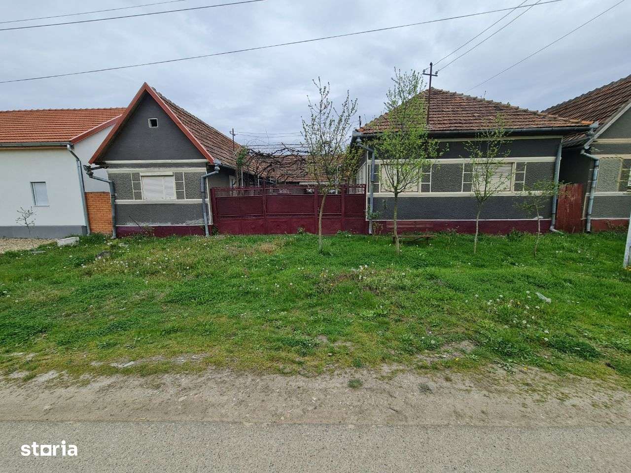 Vand Casa in Loc. Manerau Jud.Arad zona centrala, la 64 km Arad-1