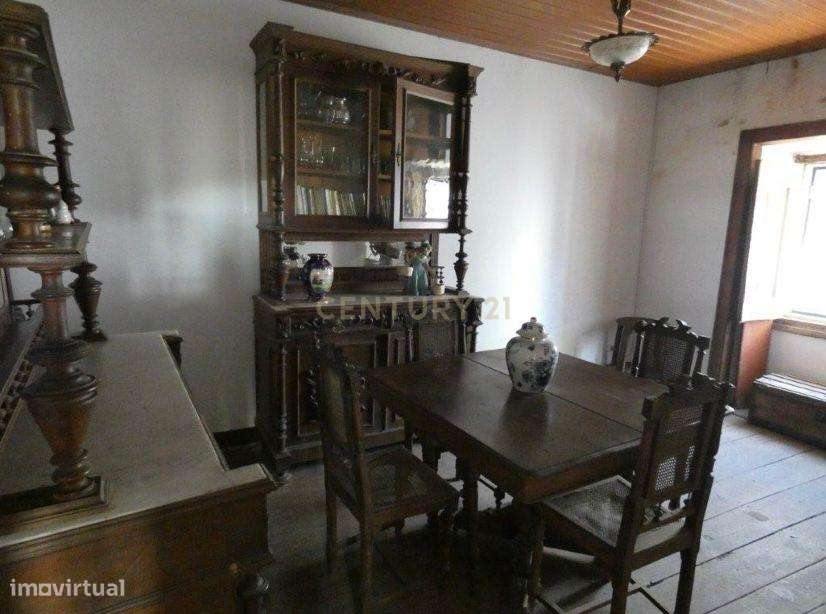 MONTEMOR-O-NOVO - Moradia que carece de obras.-9