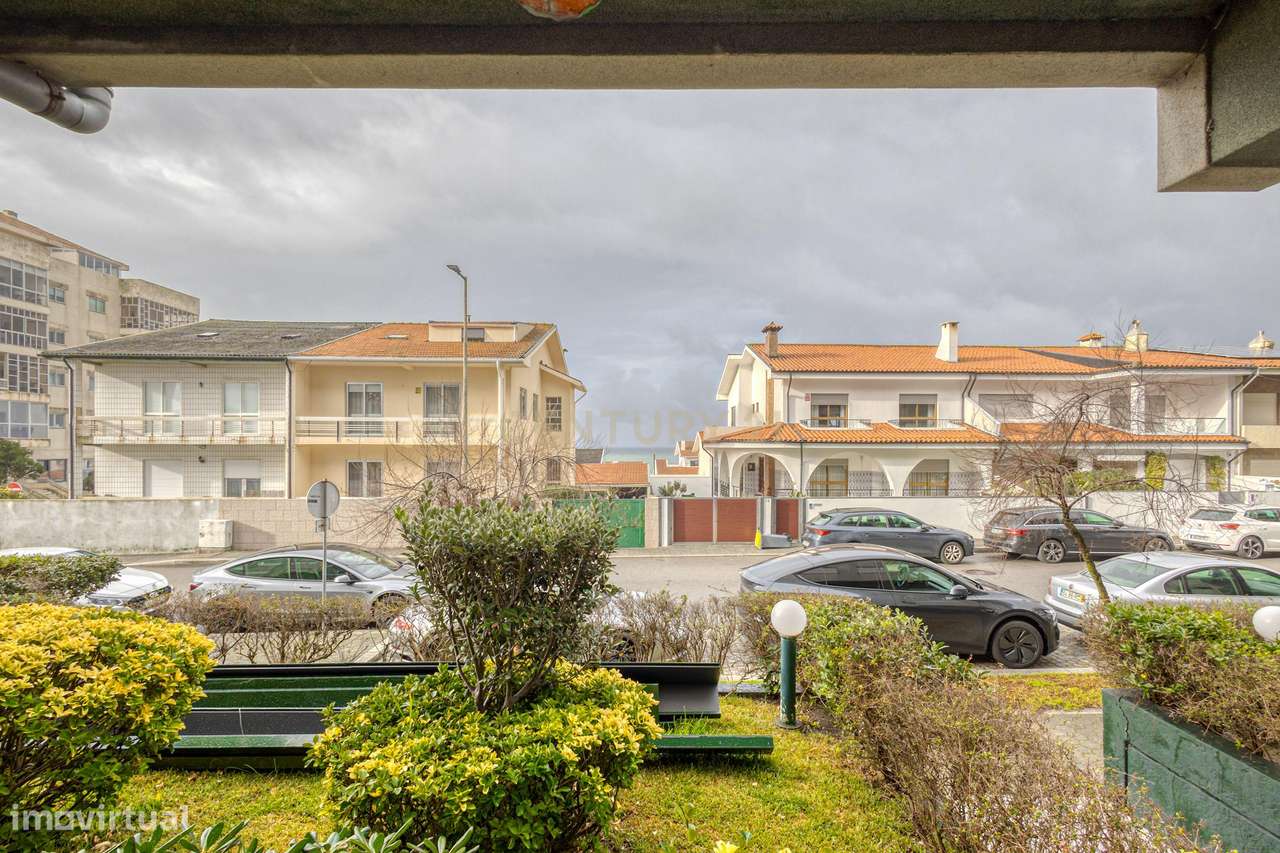 T3 Renovado com Terraço a 200m da Praia de Lavadores-9