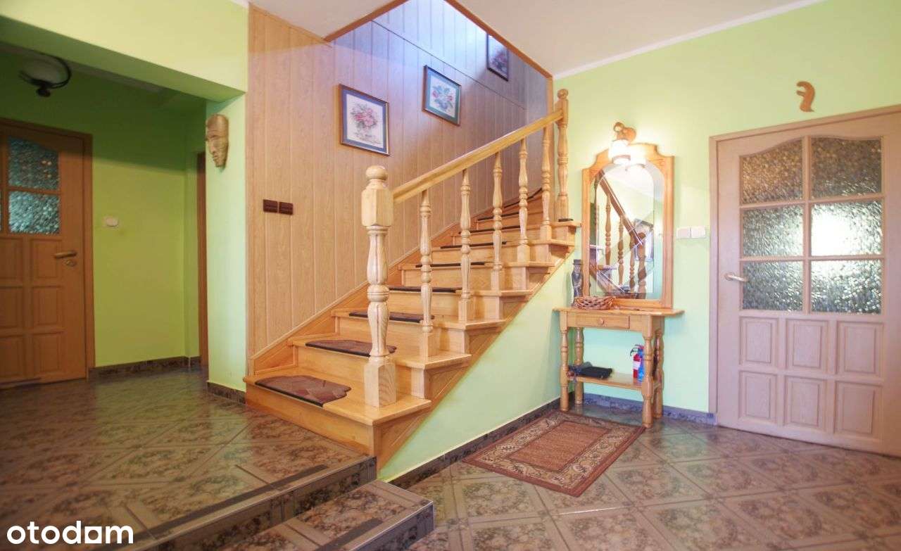 Ekonomiczny urządzony dom z garażem wśród zieleni - Pełny obrazek: 2/12